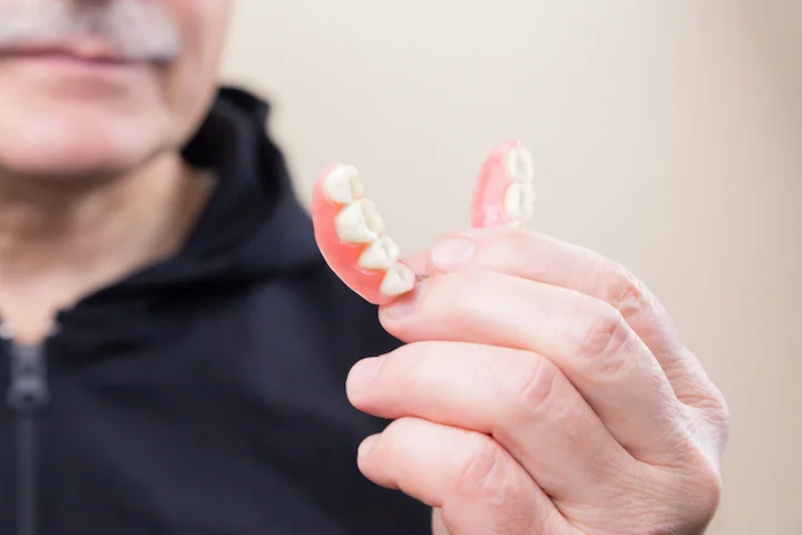 Cuidados com Próteses e Dentaduras: Como Garantir Conforto e Durabilidade